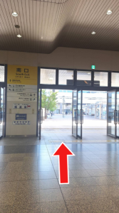 ①JR姫路駅より南口の改札を出てロータリーを右に進みます。